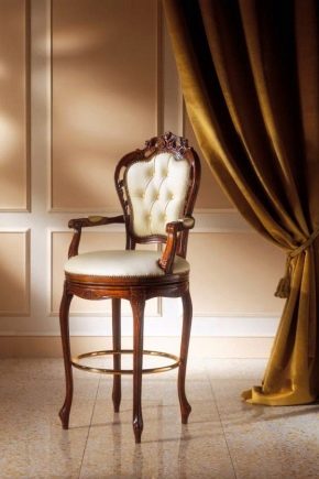 Round chairs in the interior