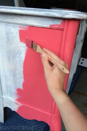 How and with what can the chipboard be painted?